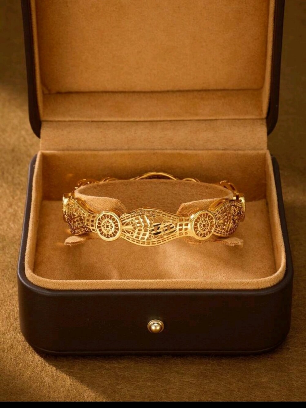 BRAND NEW ** Gold Filigree Women's Bracelet - Elegant Gold Tone Bangle
